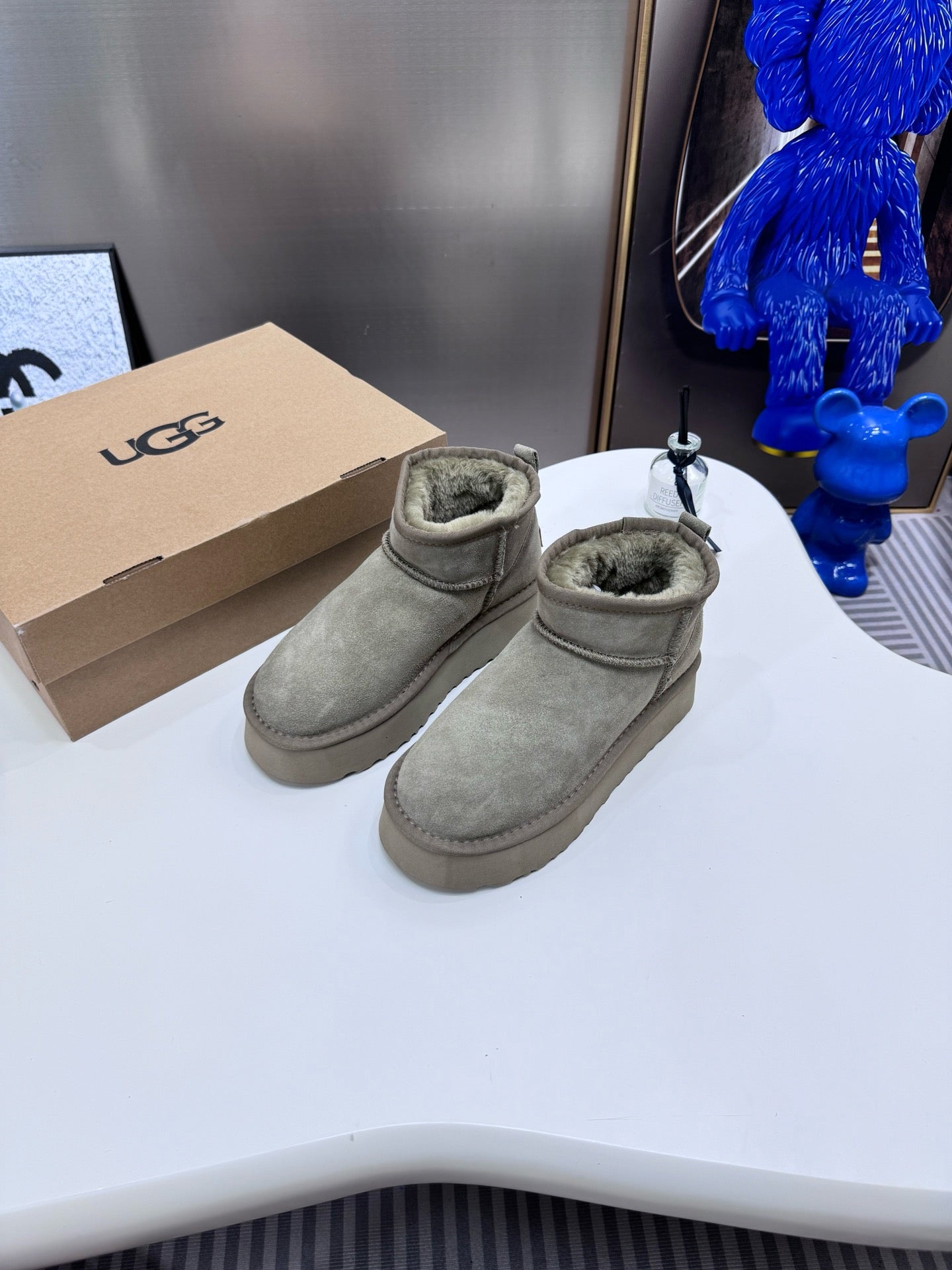 UGG