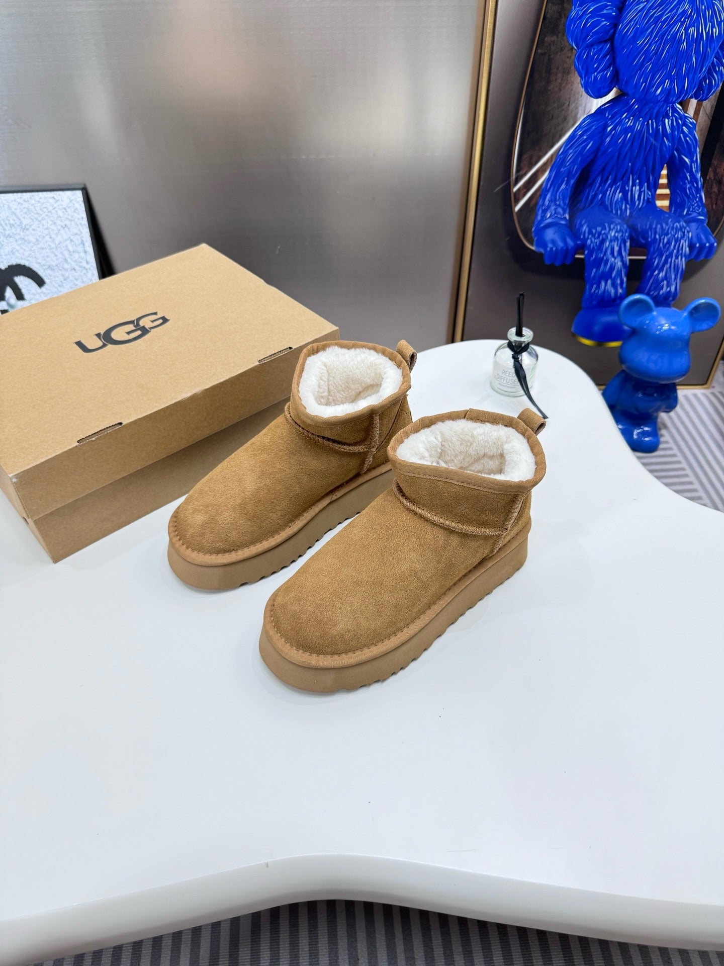 UGG