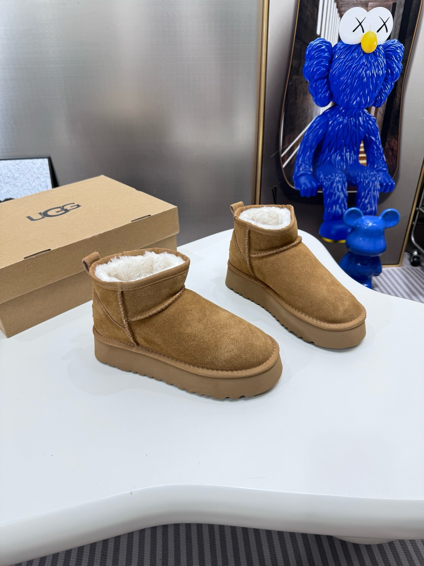 UGG