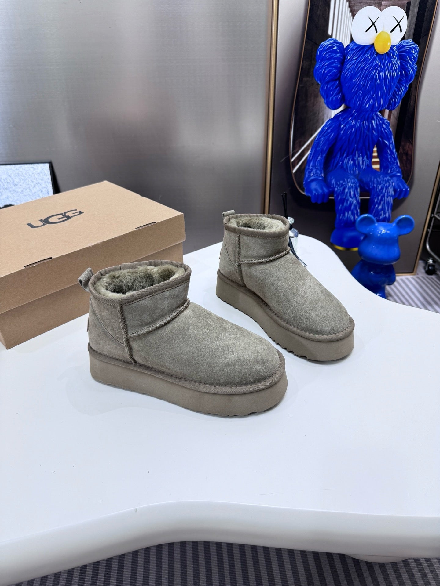 UGG