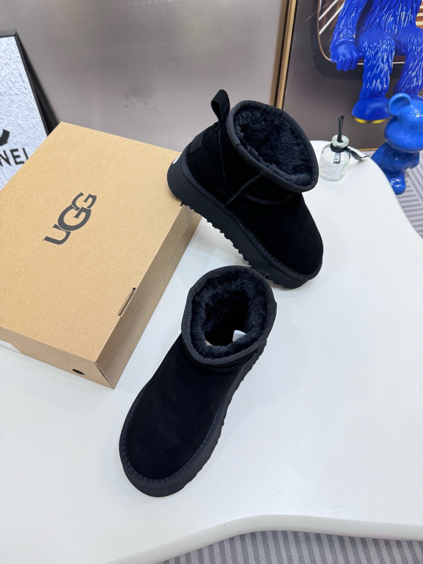 UGG