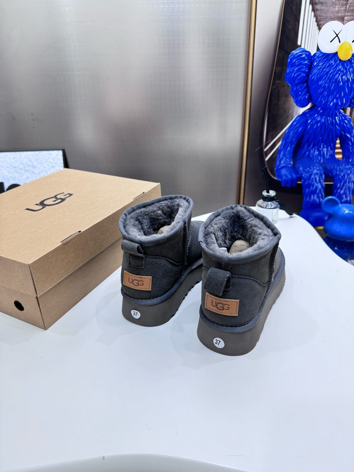 UGG