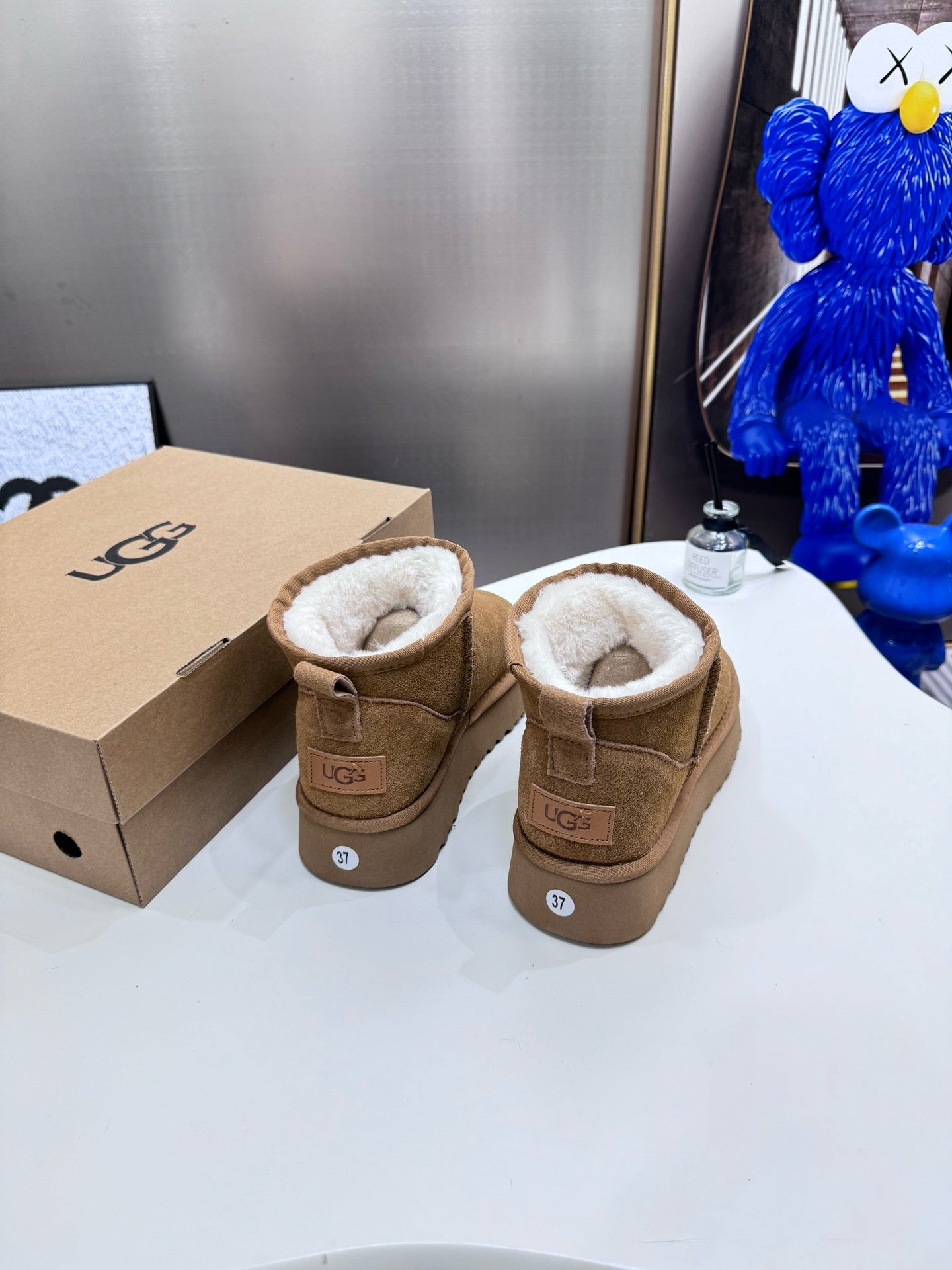 UGG