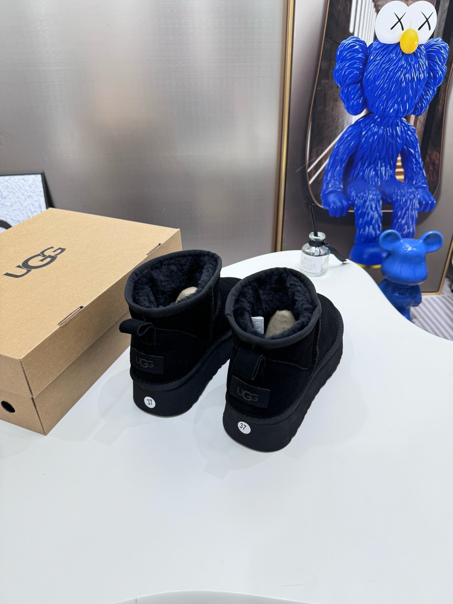 UGG