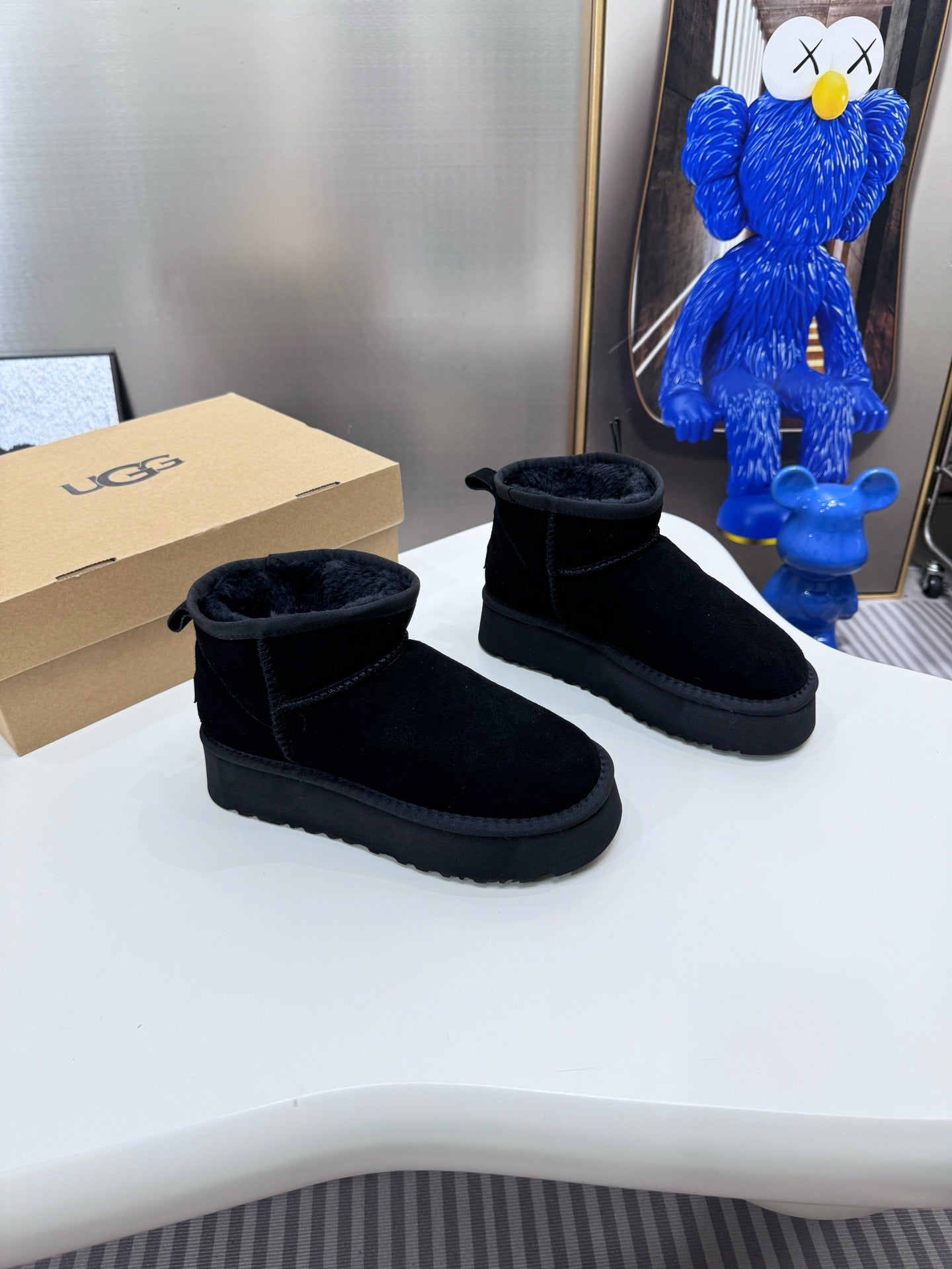 UGG