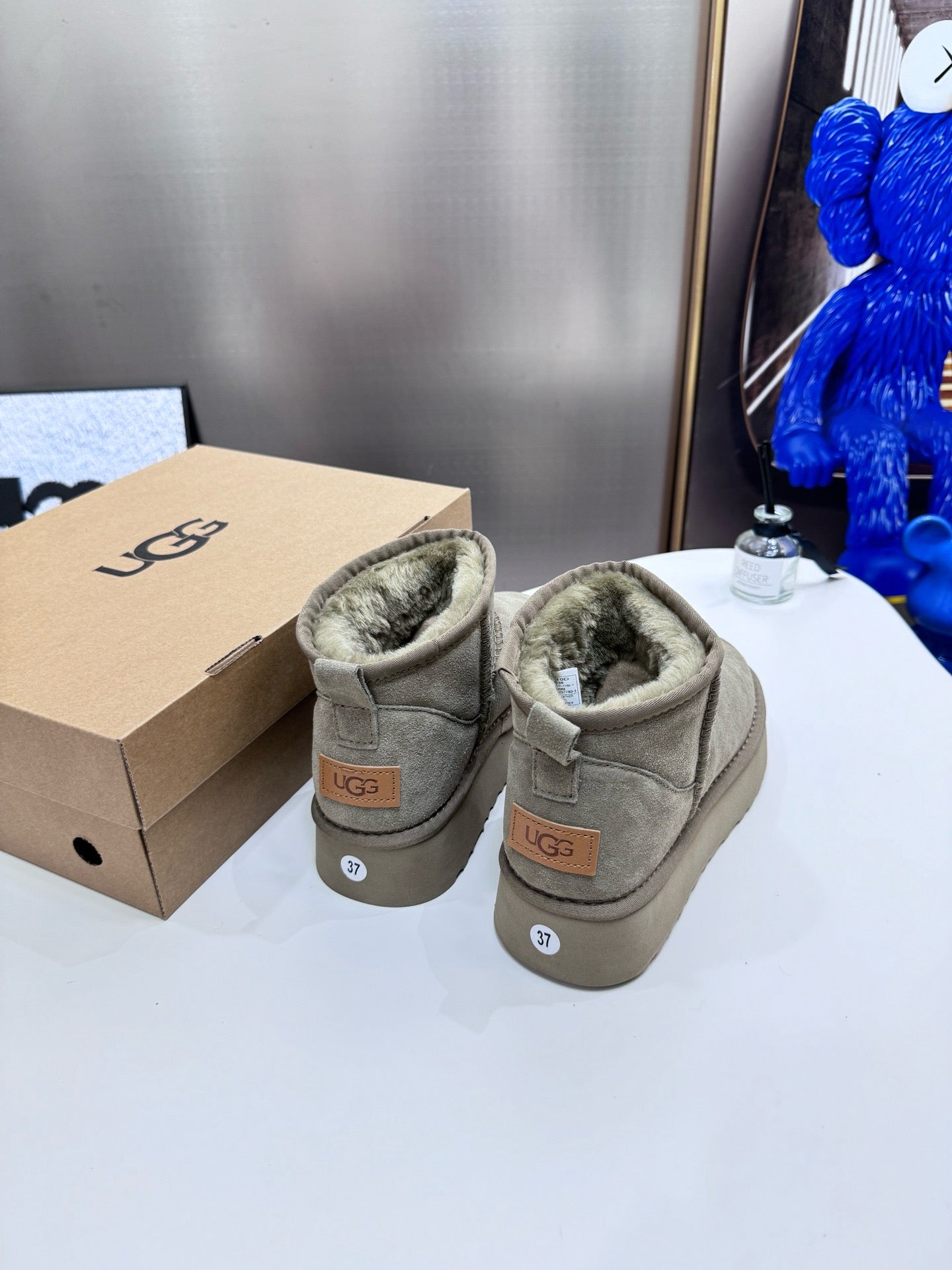 UGG